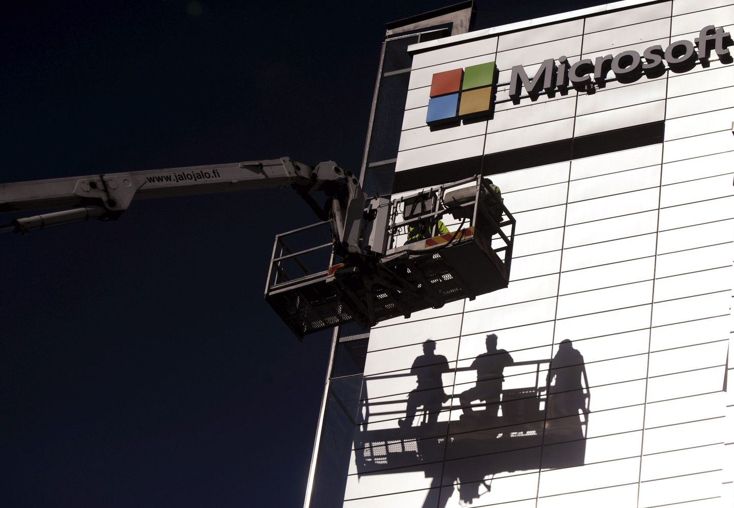 В прошлую субботу в штаб-квартире Nokia в финском Эспо прежний логотип заменили на логотип Microsoft.