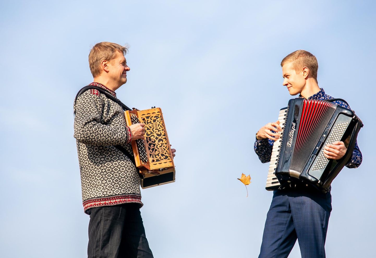 Raido ja poeg Julius Koppel on tegusad muusikud ja samaaegselt haridusest lugu pidavad inimesed, kes leiavad aega kontsertide andmiseks ja õpetamiseks-õppimiseks. 