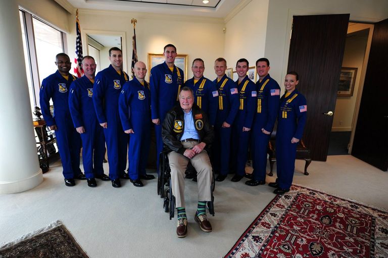 George HW Bush koos pilootidega, jalas ikka lõbusad sokid