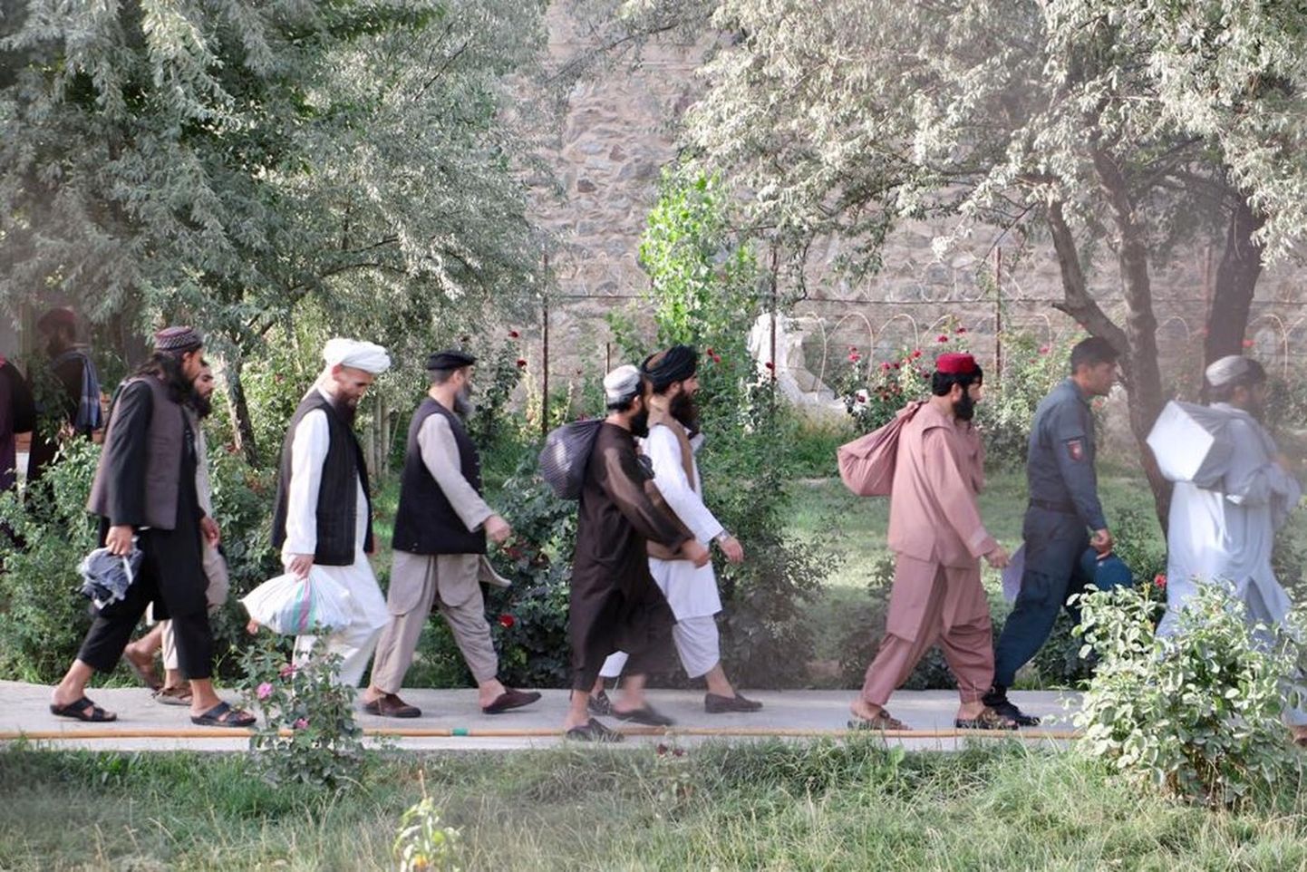 Vastselt vabastatud Talibani võitlejad.