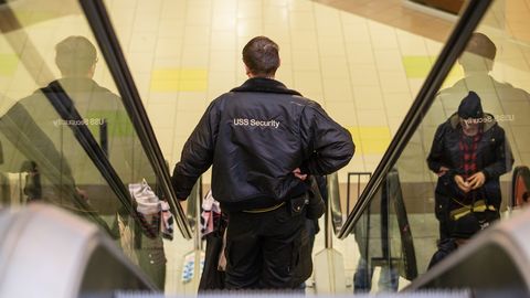Видео: торговым центрам не хватает охранников 