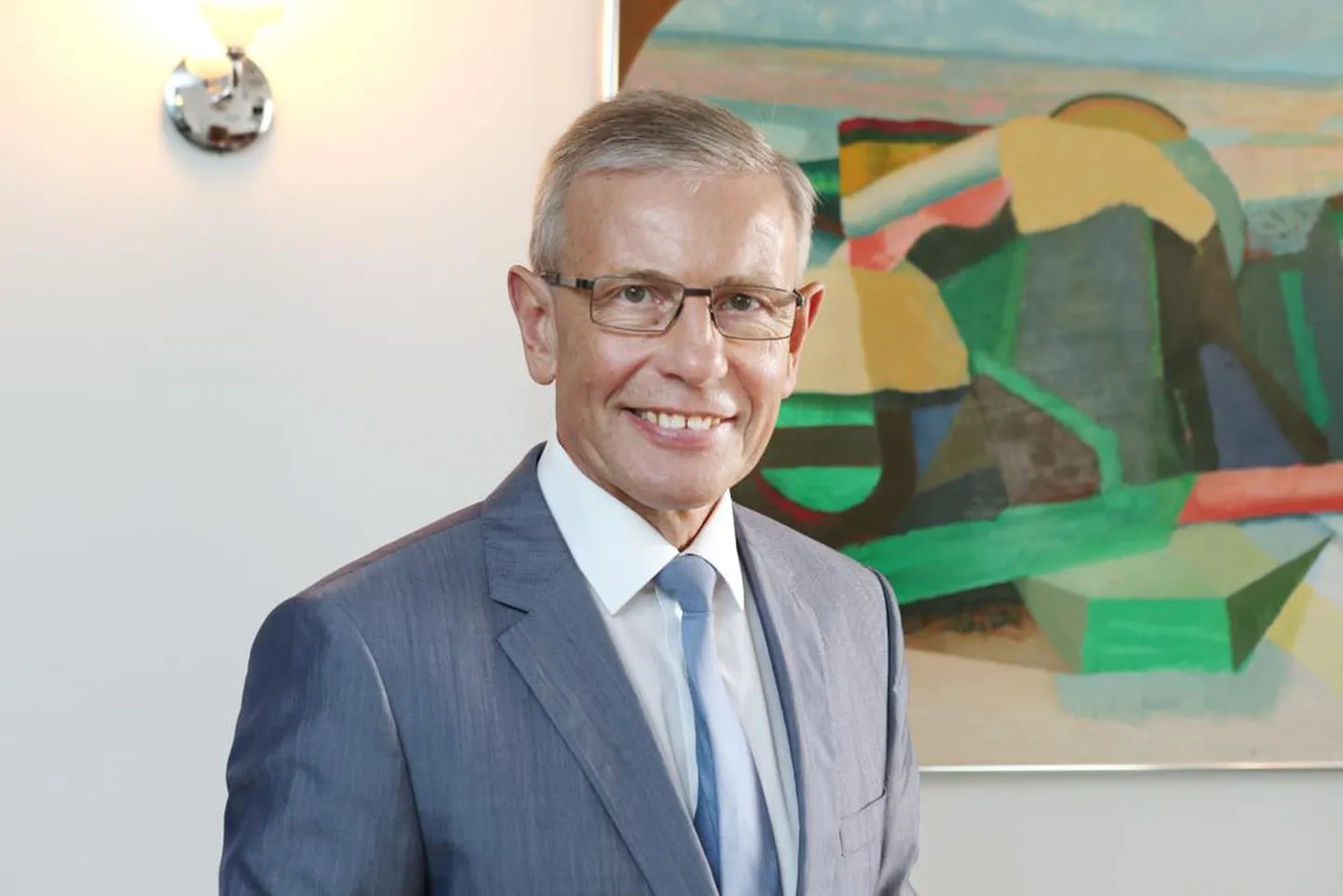 Kunstikoguja ja näituse korraldaja Enn Kunila. Taamal on eelmisel kuul meie seast lahkunud Olev Subbi maalid tema kollektsioonist.