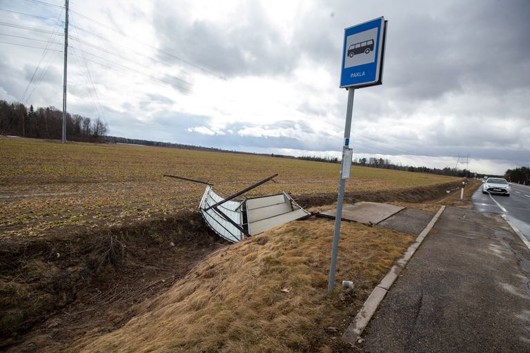 Tartumaal Rõhul on tugev tuul ümber lükanud Pakla bussiootepaviljoni.