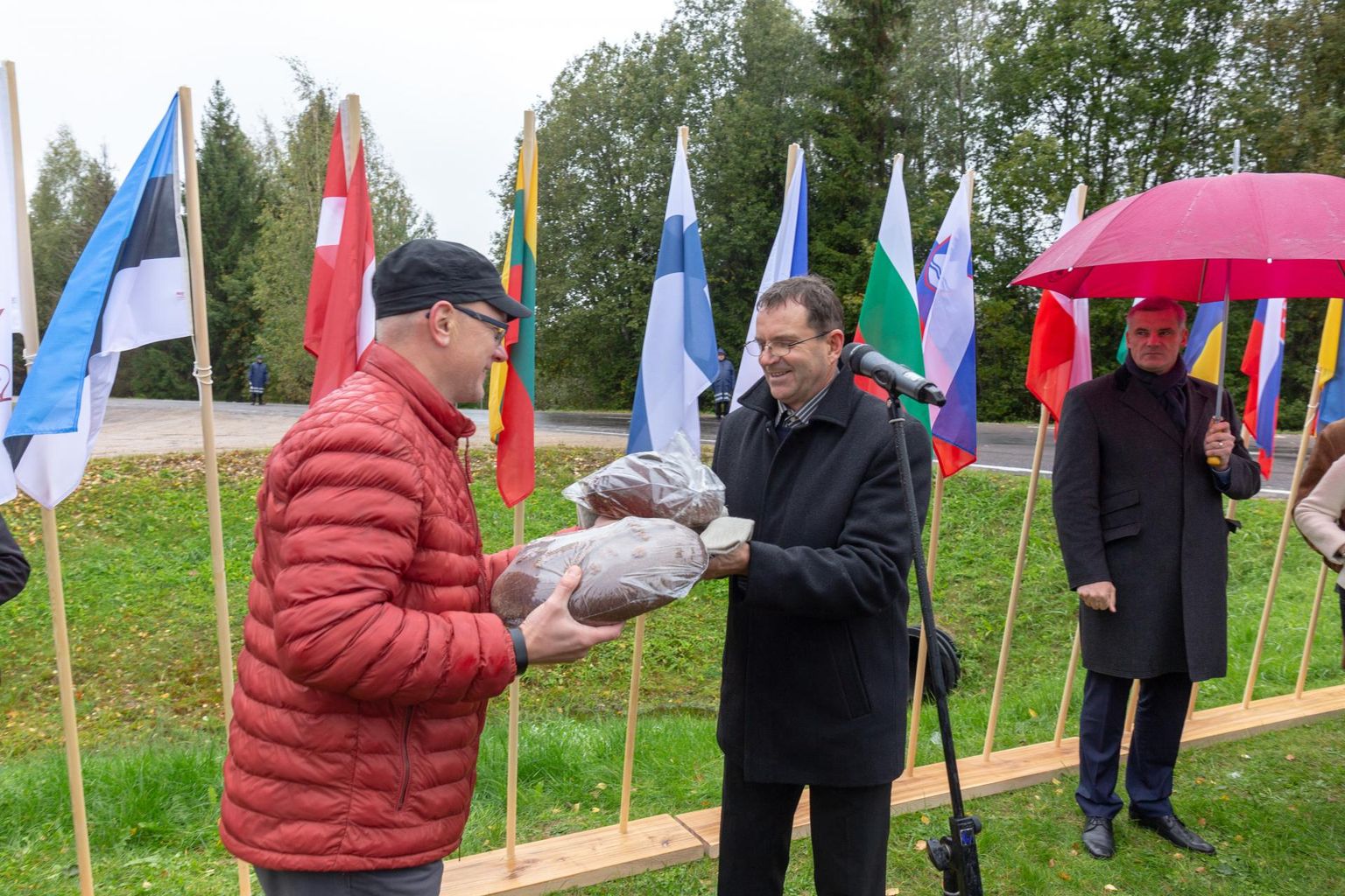 Mulgi abivallavanem Arvi Meidla (paremal) ja Nauksene omavalitsusjuht Jānis Zuments vahetasid koostöö märgiks leibu.