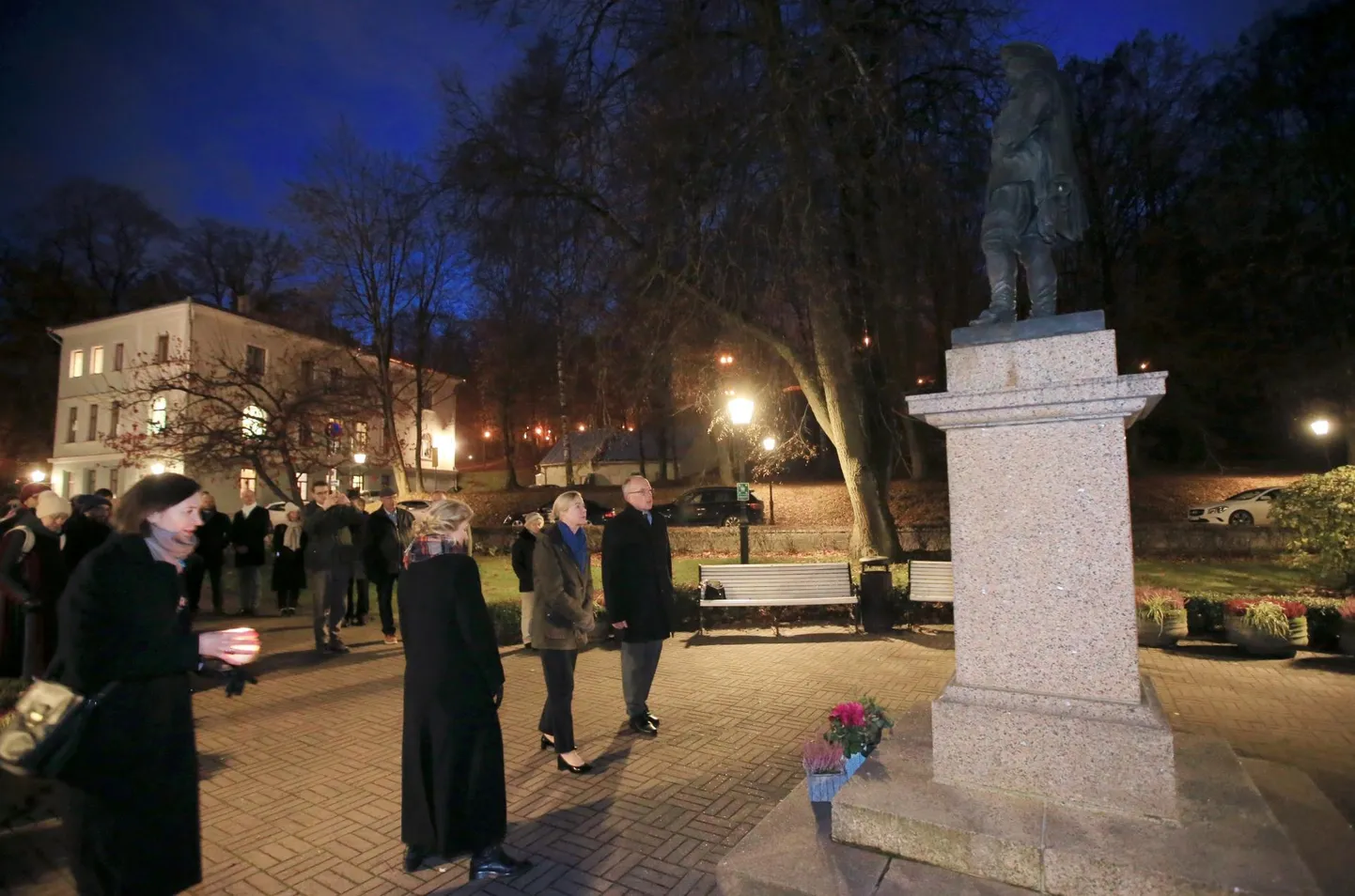 07.11.2022, Tartu
Tartu ülikooli 390. sünnipäeva puhul asetati lilled kuningas Gustav II Adolfi mälestusmärgi juurde
Pildil Rootsi suursaadik Eestis Ingrid Tersman. TÜ rektor Toomas Asser
Foto Margus Ansu, Tartu Postimees
