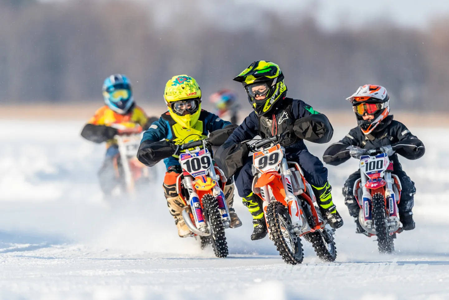 Pärnu motoklubi poiss Kristjan-Erich Luhaäär (nr 99) kihutas Harku järvejääl 50 ccm masinaklassis esimese auhinna vääriliselt.