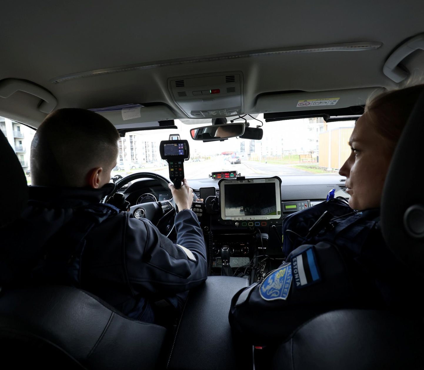 Piirkonnapolitseinik Annika Jukk ja liiklusgrupi patrullpolitseinik Martin Määr olid esmaspäeva lõunaks käinud kiirust mõõtmas juba kuues kohas. Kihutajaid oli kahjuks palju.