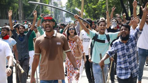 VIDEO ⟩ Meeleavaldajad tungisid Bangladeshi peaministripaleesse, valitsusjuht põgenes