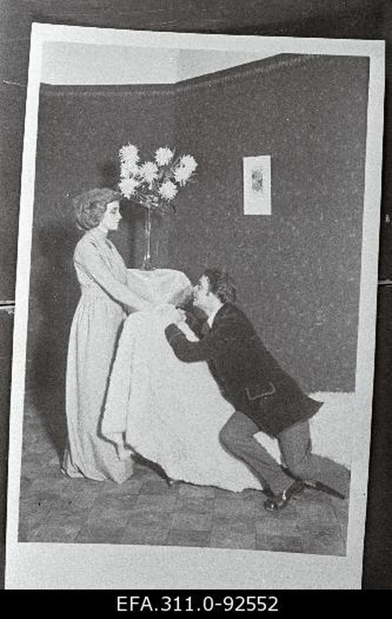 Stseen E. Vilde draamast «Tabamata ime» teatris Estonia. Eeva Marland – Erna Villmer ja Saalep – Theodor Altermann.