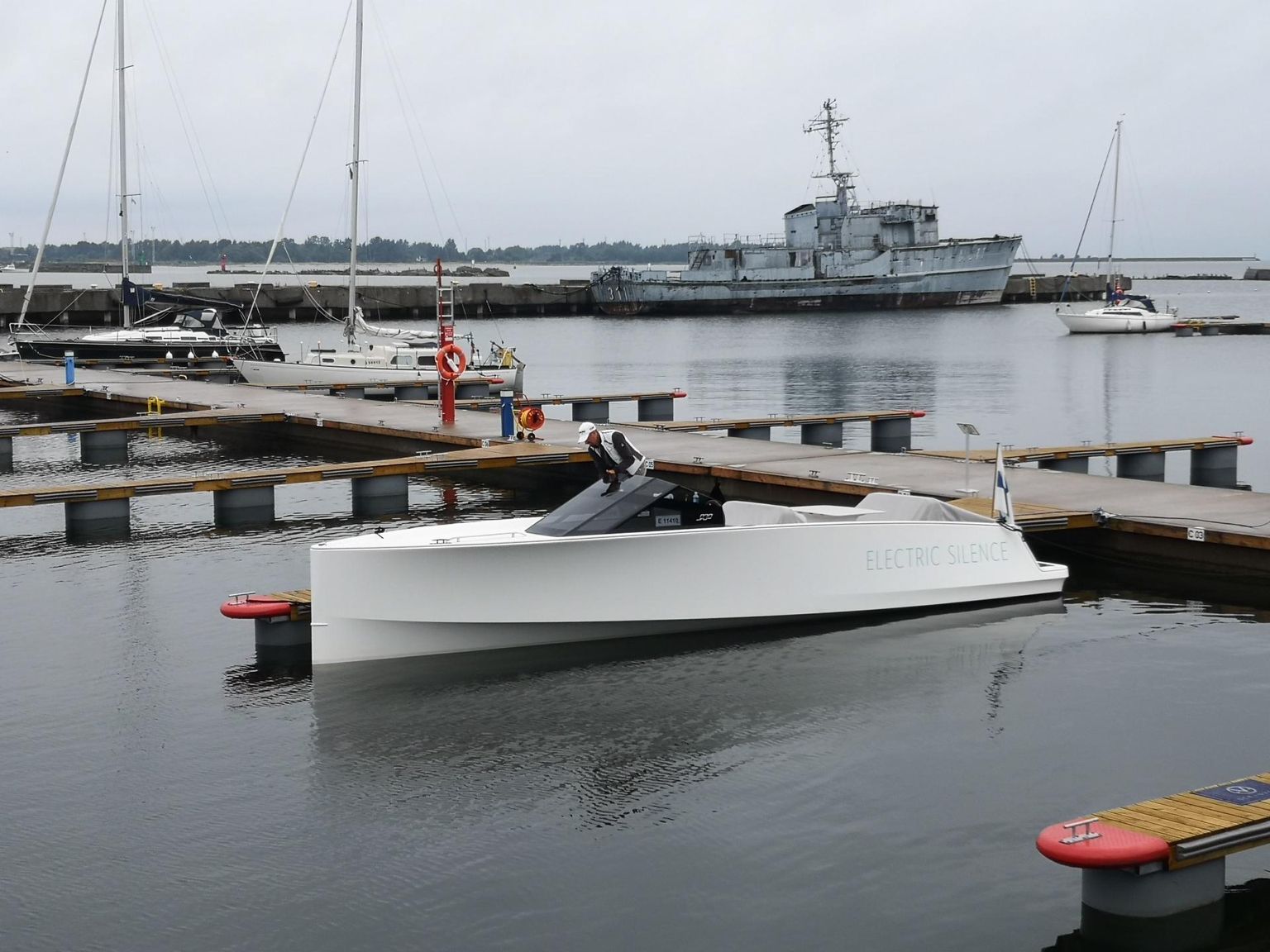Elektripaat Q30 Noblessneri sadamas enne 1980. aasta olümpiamängude Tallinna purjeregati 40. aastapäevale pühendatud mereretke.