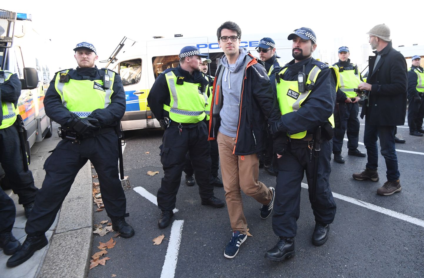 Londonas policija aiztur vides aktīvistu, kas piedalījies tiltu bloķēšanā