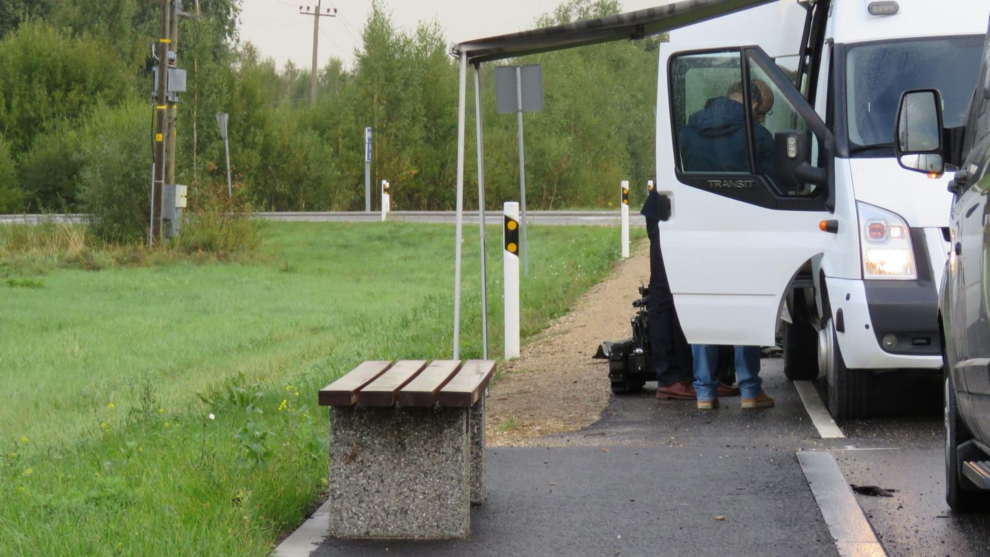 Buss peeti kinni Pärnu lähedal Urge tee peatuses. Sõidukisse sisenenud ametnikud palusid kõigil naistel väljuda.