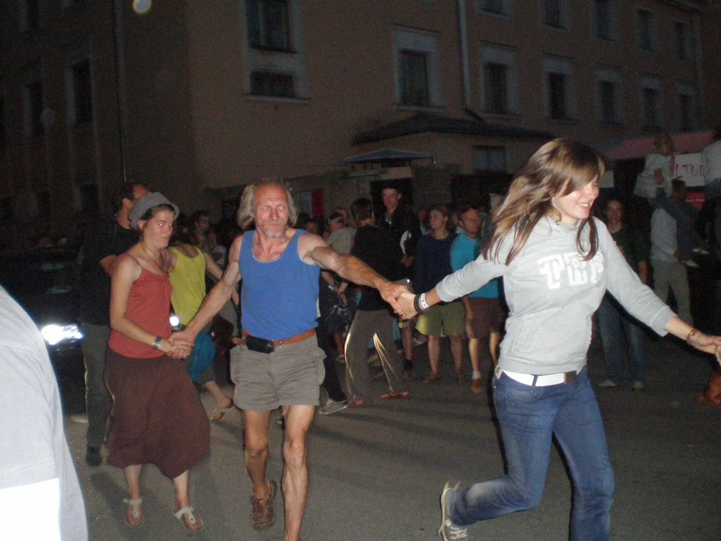 Folk haarab kaasa kõiki.