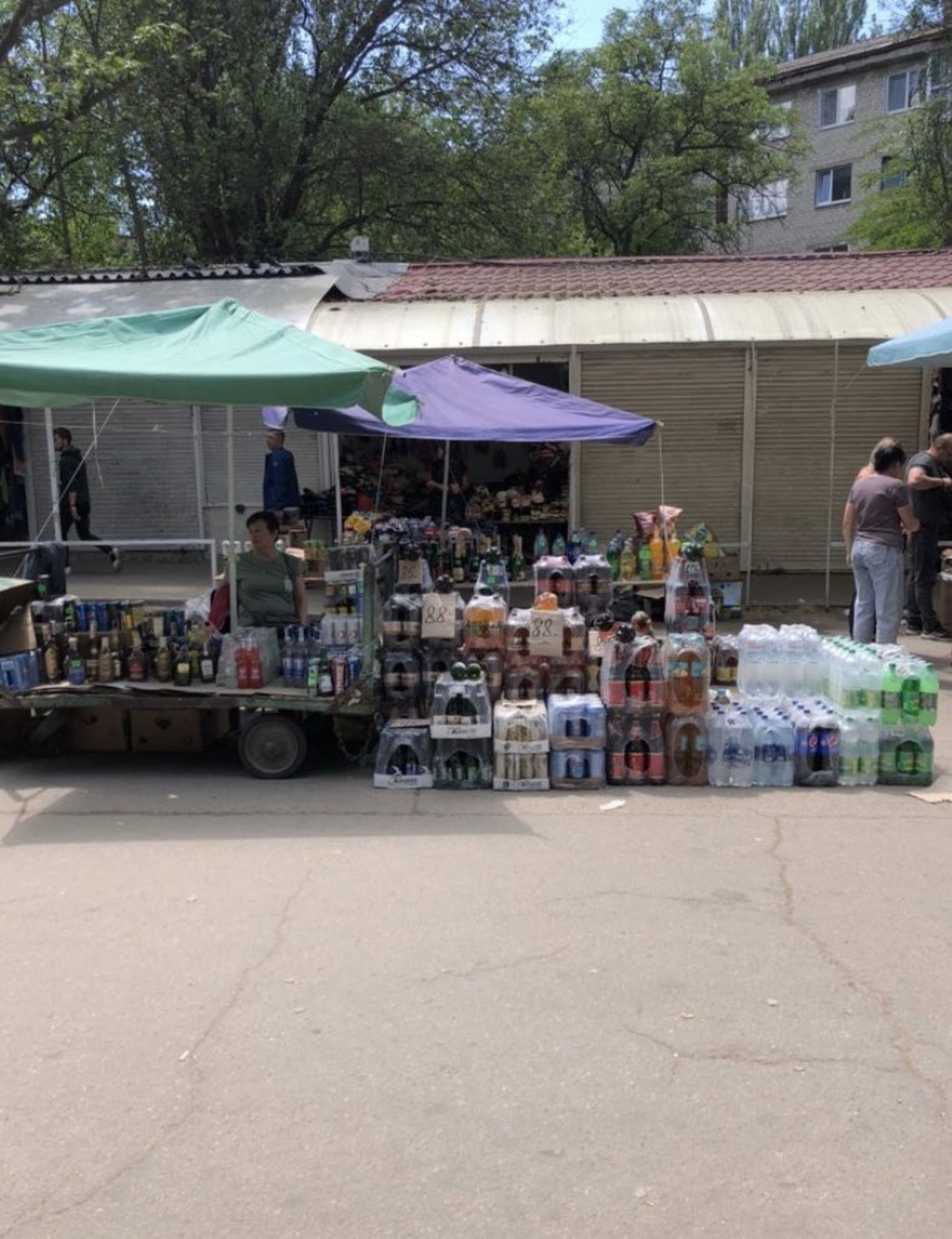 Жители Херсона продают продукты на улице