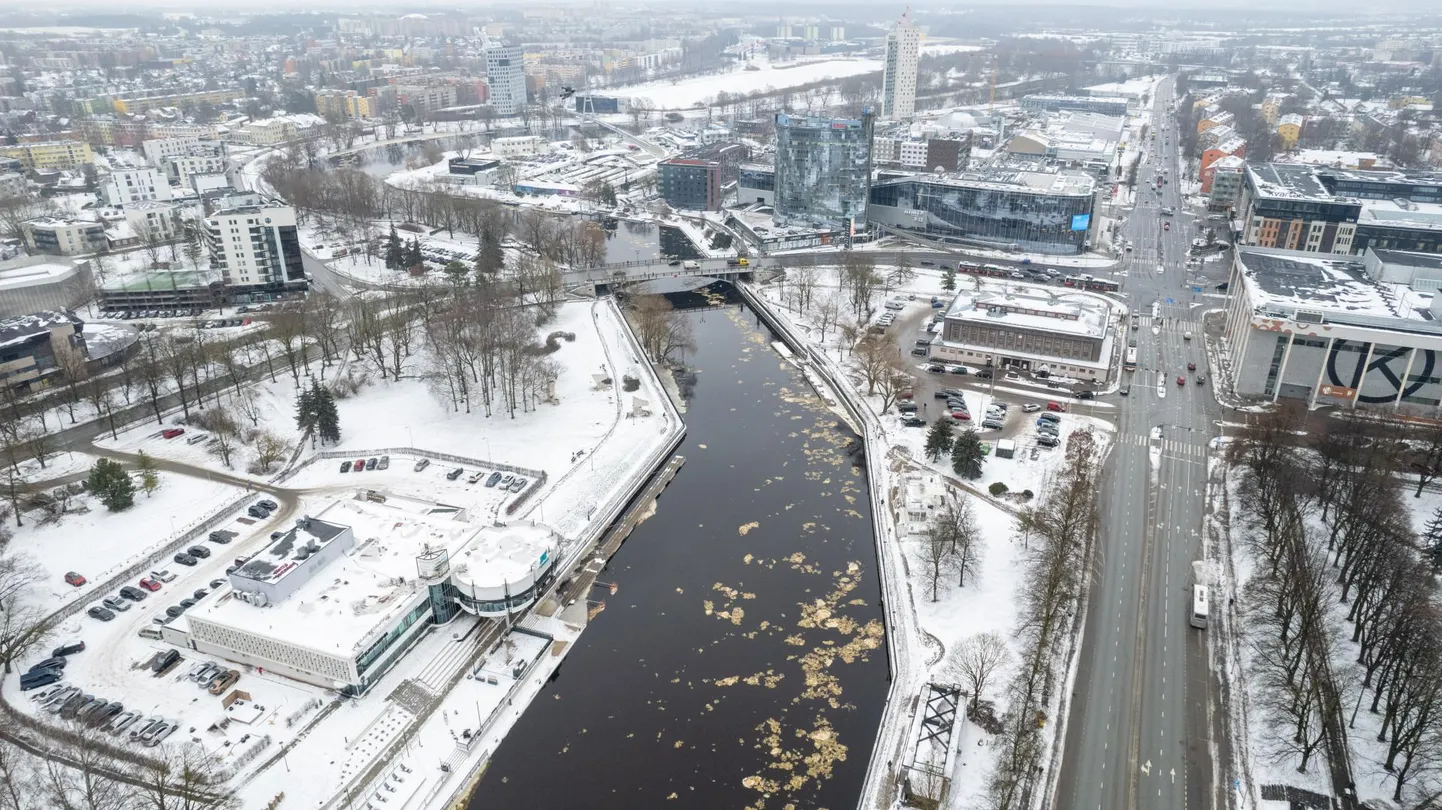 Tartust allavoolu Veibri küla kandis on lobjaka- ja jääummistus, mis põhjustas veetaseme tõusu üle kriitilise piiri. Suurt midagi selle ummistuse lõhkumiseks aga teha pole.