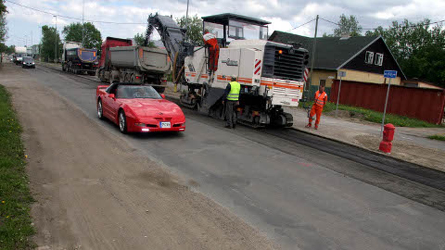 Lisaks teistele ehitusobjektidele algasid eile Jõhvis remonditööd ka Tartu maanteel.
