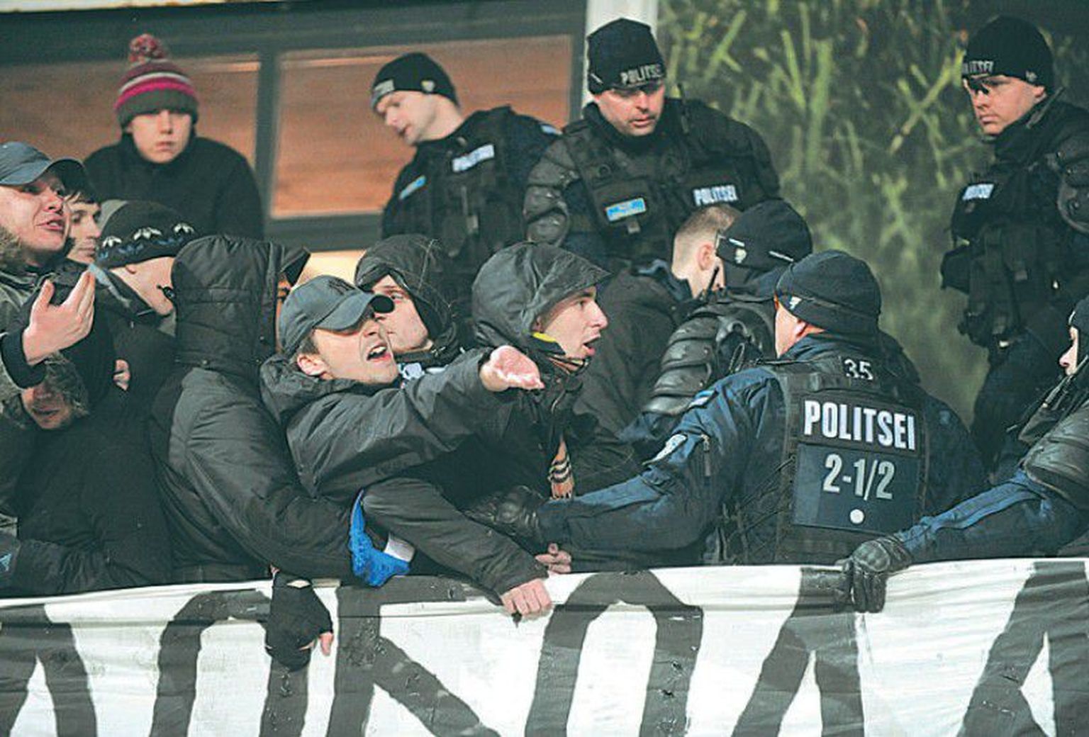 Politsei viis eilse Eesti-Serbia mängu ajal mitu korrarikkujat staadionilt ära.