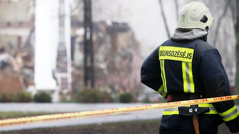 ВИДЕО ⟩ В Даугавгриве горела квартира: огонь перекинулся на соседний балкон