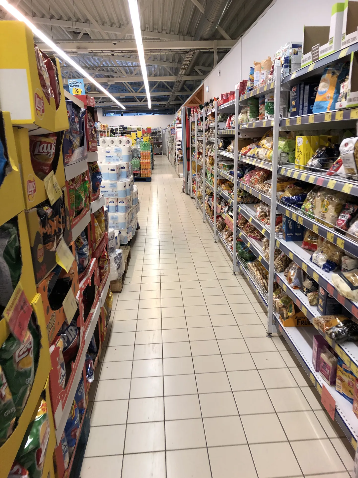 Lähtuvalt terviseameti soovitusest saavad kõik Maxima poed täna õhtuks kaupluse põrandale märgistuse klientidele soovitusliku pikivahe hoidmiseks.