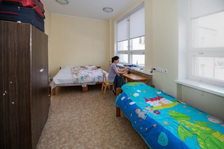 Voltveti mõisa hotellitüüpi õpilaskodusse on majutatud ligemale 60 sõjapõgenikku, toad on mugavad.