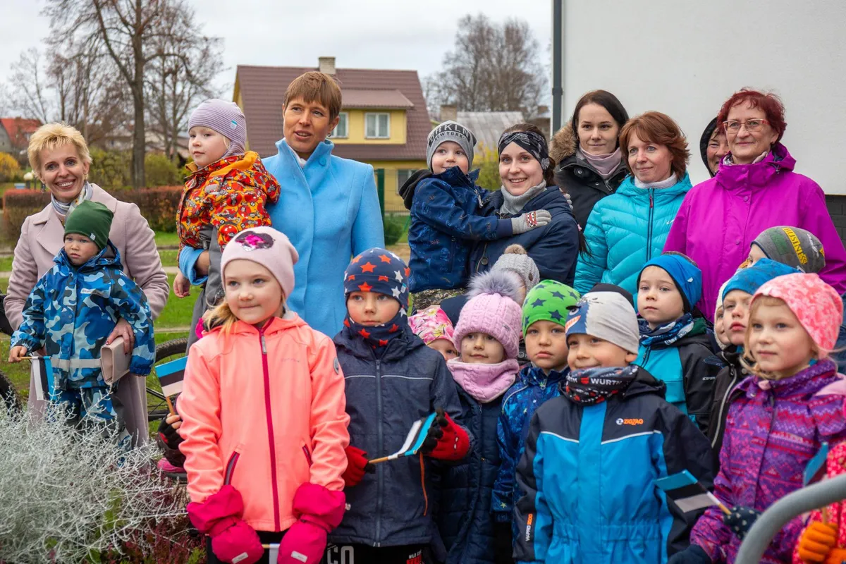 Põhja-Sakala vallamaja on lasteaiaga samas hoones. Nii polnud mudilastel riigipead tervitama tulla kuigi pikk maa.