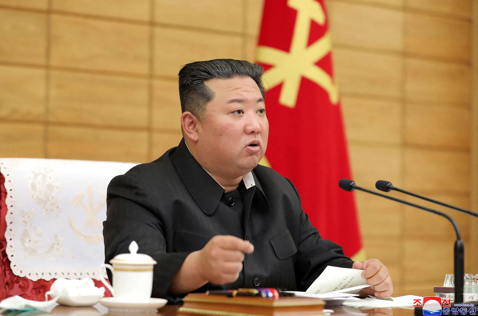 Kim Jong-un kritiseeris riigiametnike tööd.
