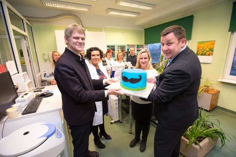 Baltic Agro tegevjuht Ants Puusta (paremal) annab annetuse ja erikujundusega tordi üle Tartu Ülikooli Kliinikumi meestekliiniku juhile Margus Punabile.