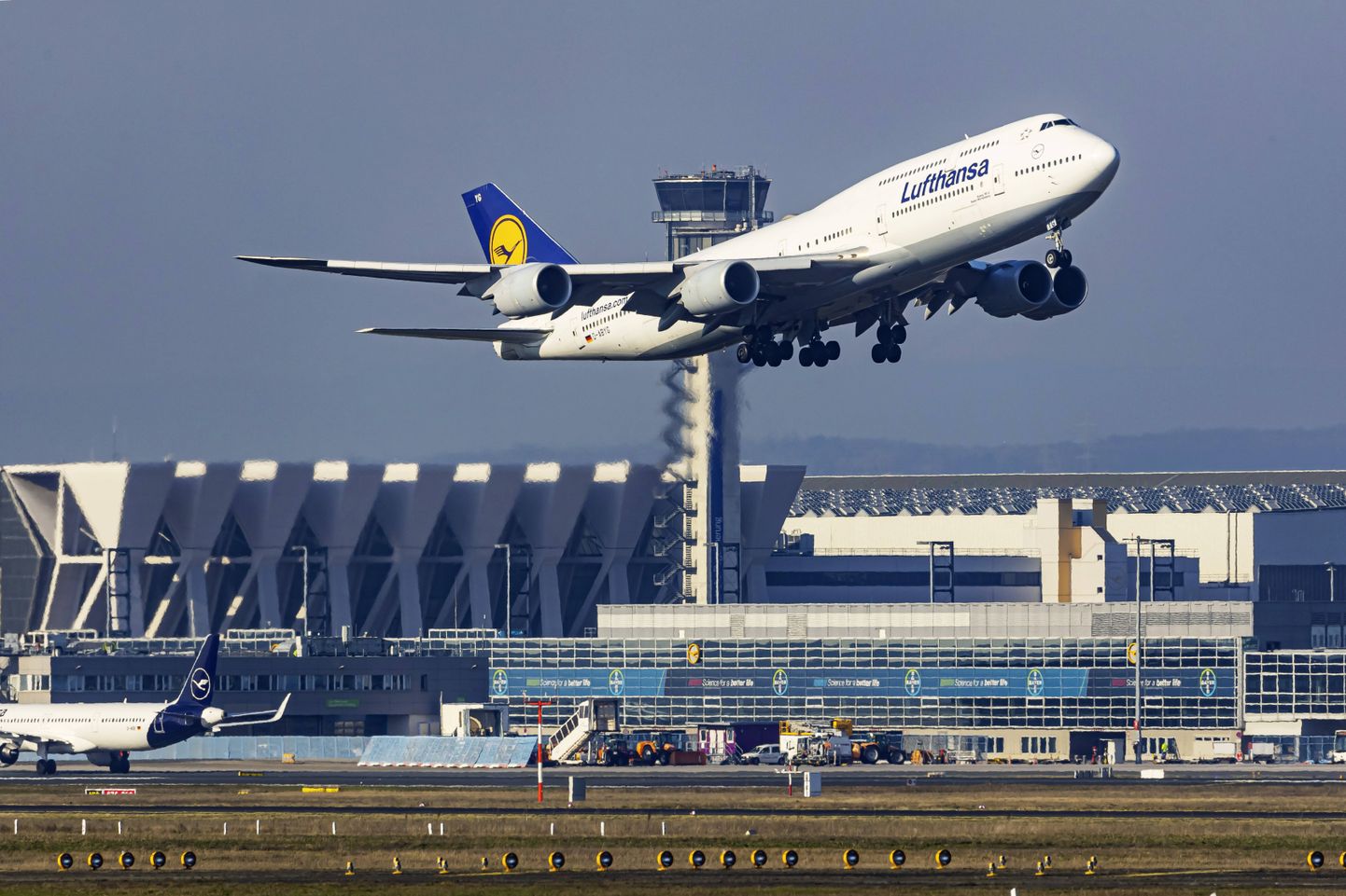 Lufthansa reisilennuk Boeing 747-830 startimas Frankfurdi lennuväljalt.