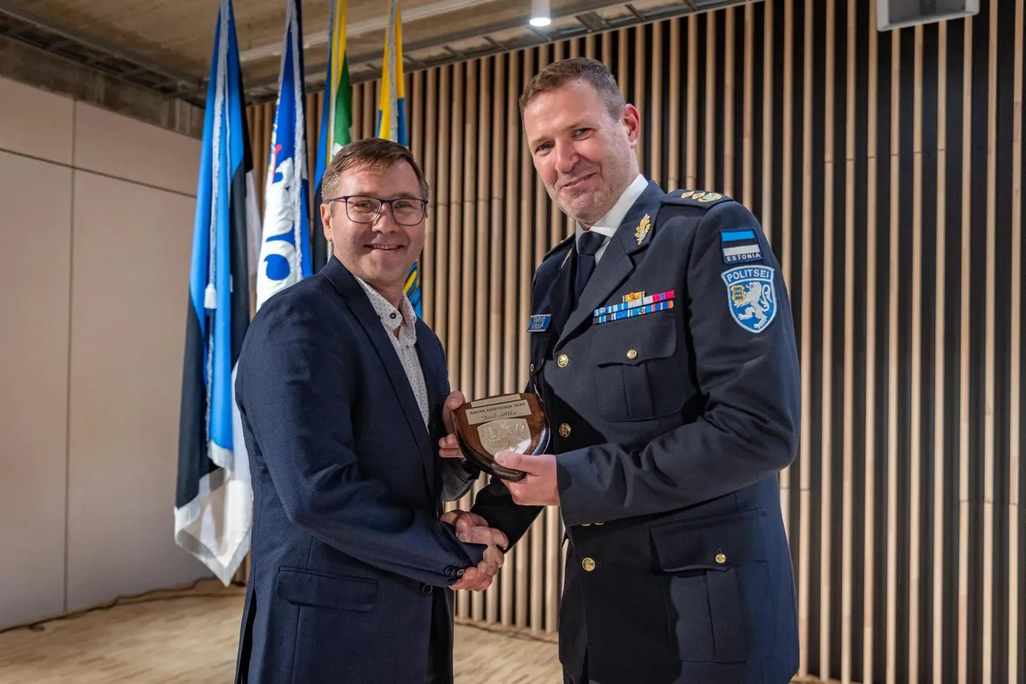 Rakvere politseijaoskonna uurija Joel Alla (vasakul) on Ida prefektuuri aasta töötegija. Vastava meene andis üle Ida prefekt Tarvo Kruup.