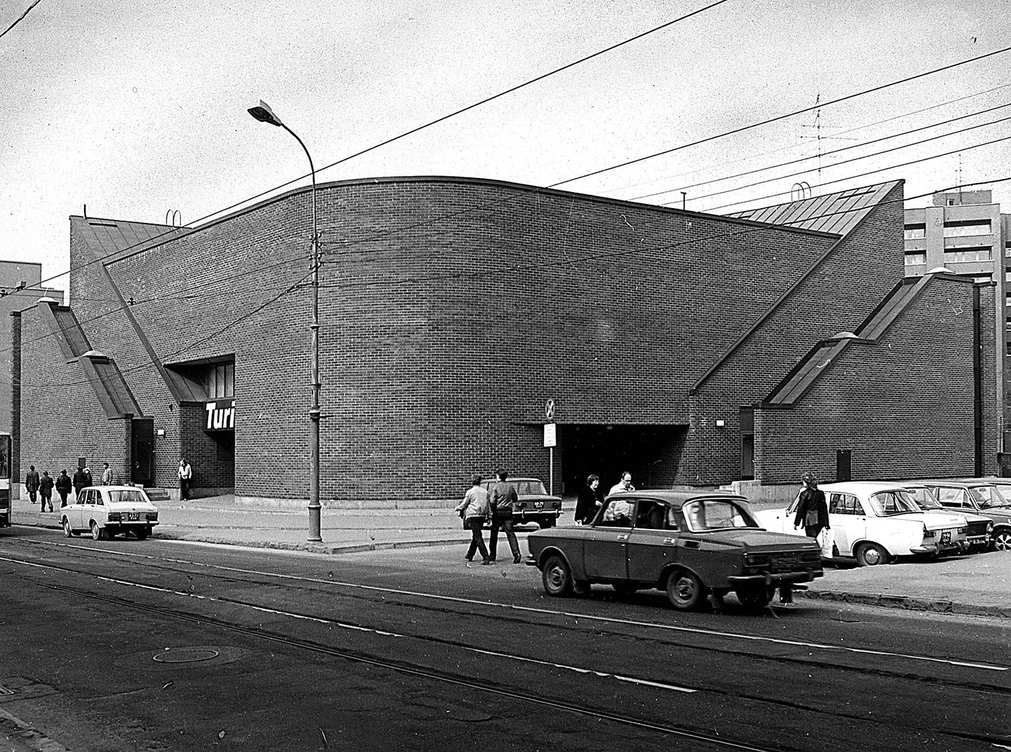 Väljapaistvate arhitektide Peep Jänese ja Henno Sepmanni projekteeritud, Aulo Padarilt sisekujunduse saanud ning aastatel 1981–1982 ehitatud hoone algne funktsioon oli valuutakauplus.