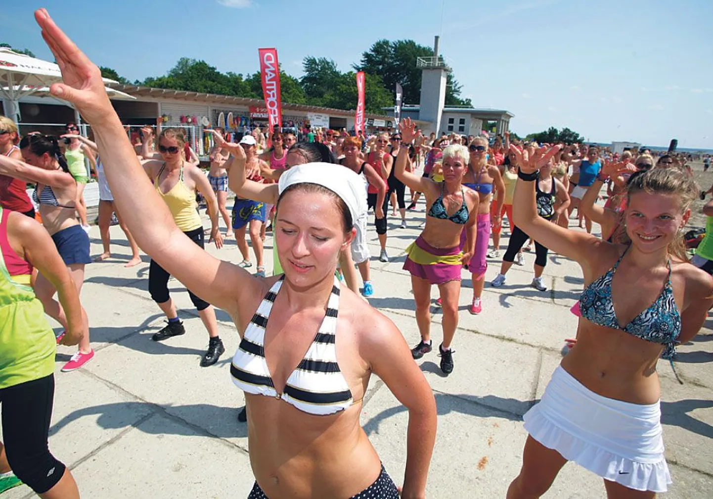 Laupäeval kogunes hulga rõõmsaid inimesi Pärnu randa heategevuslikule zumba-peole.