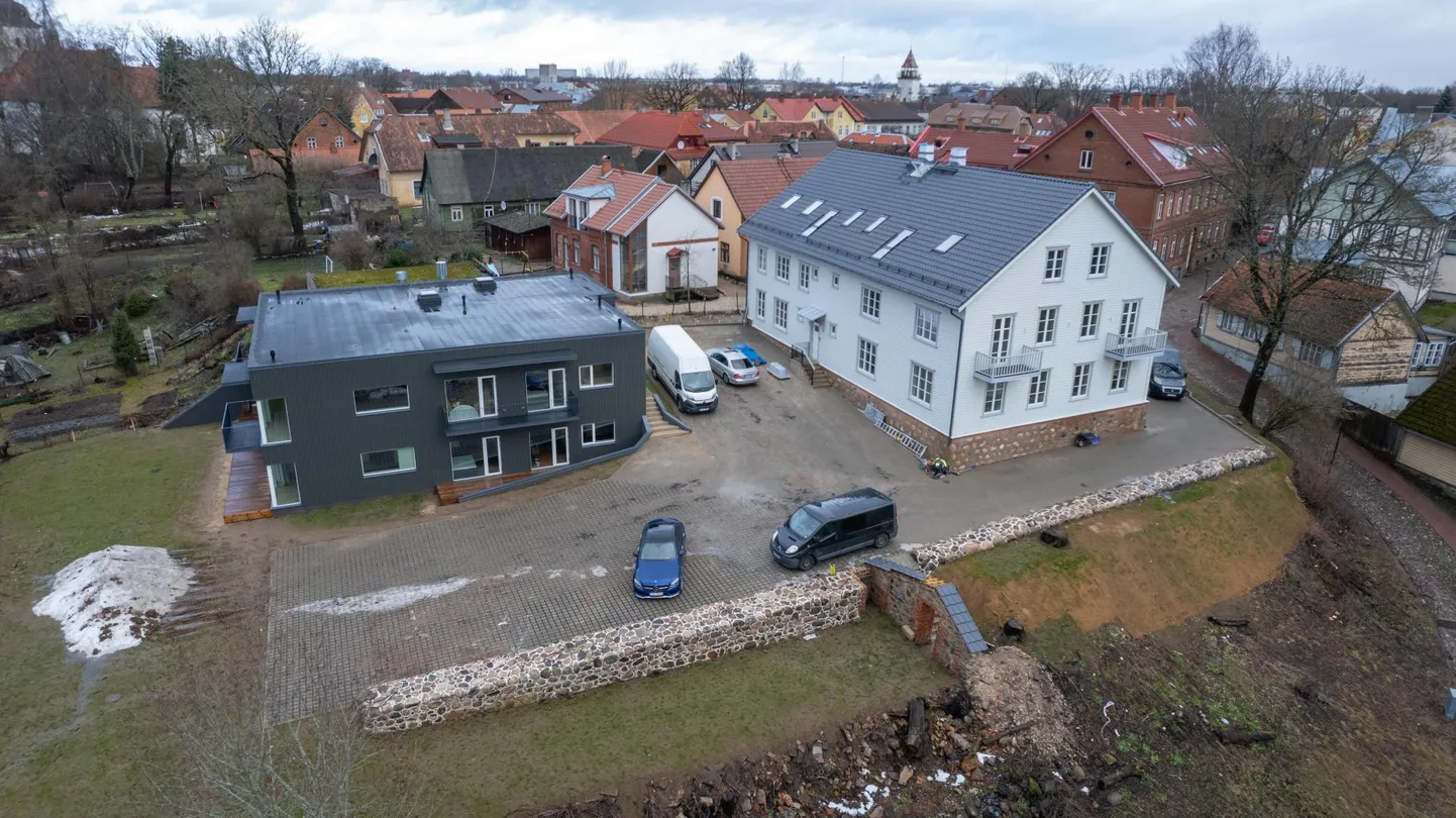 Pildil on uus kortermaja Viljandis Pikal tänaval.