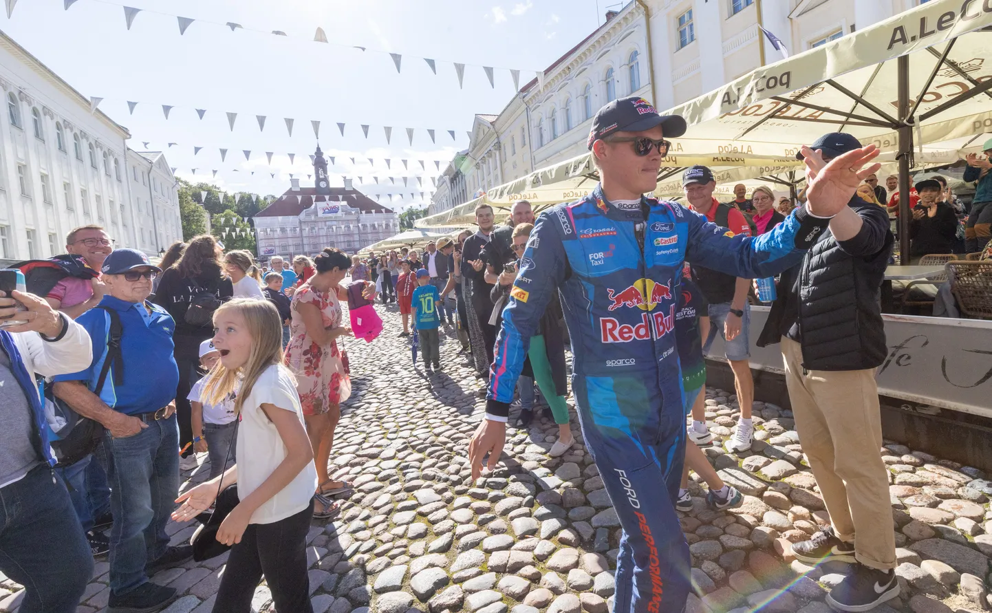 Ott Tänak mullu Rally Estonia ametlikul avamisel Tartu raeplatsil.