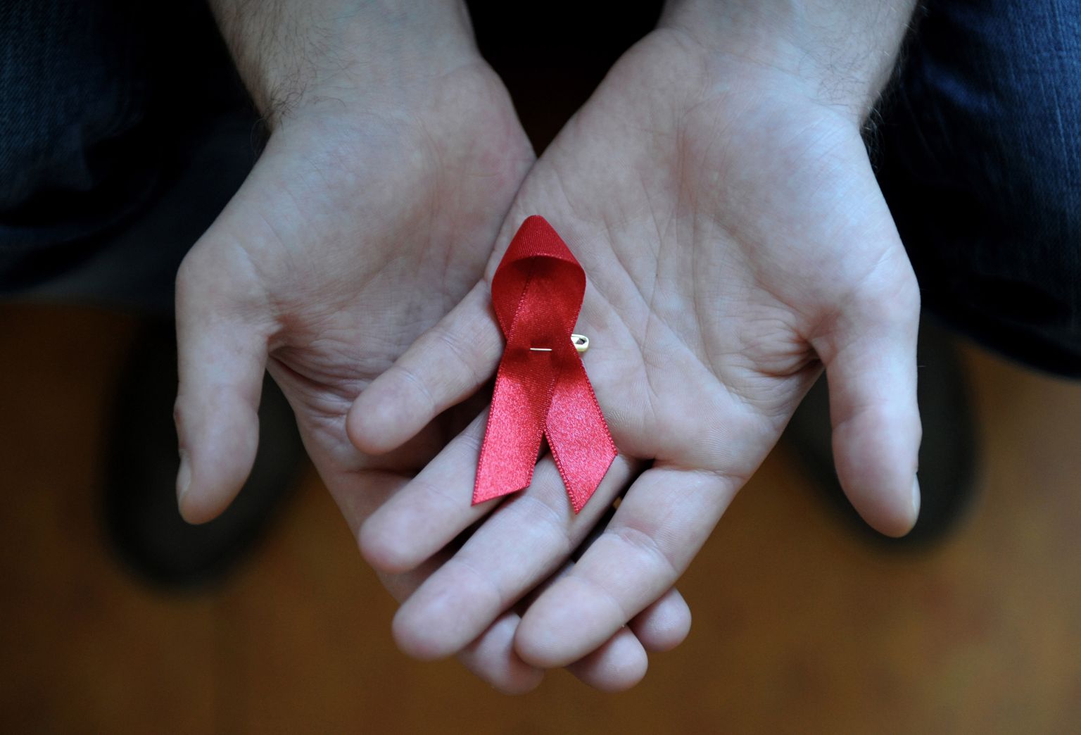 Aidsi põdevate inimeste sümbol punane lint 28. november 2011.