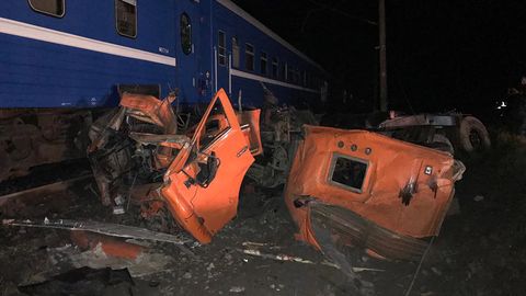 Фото и видео: в Краснодарском крае поезд протаранил грузовик, 18 человек пострадали