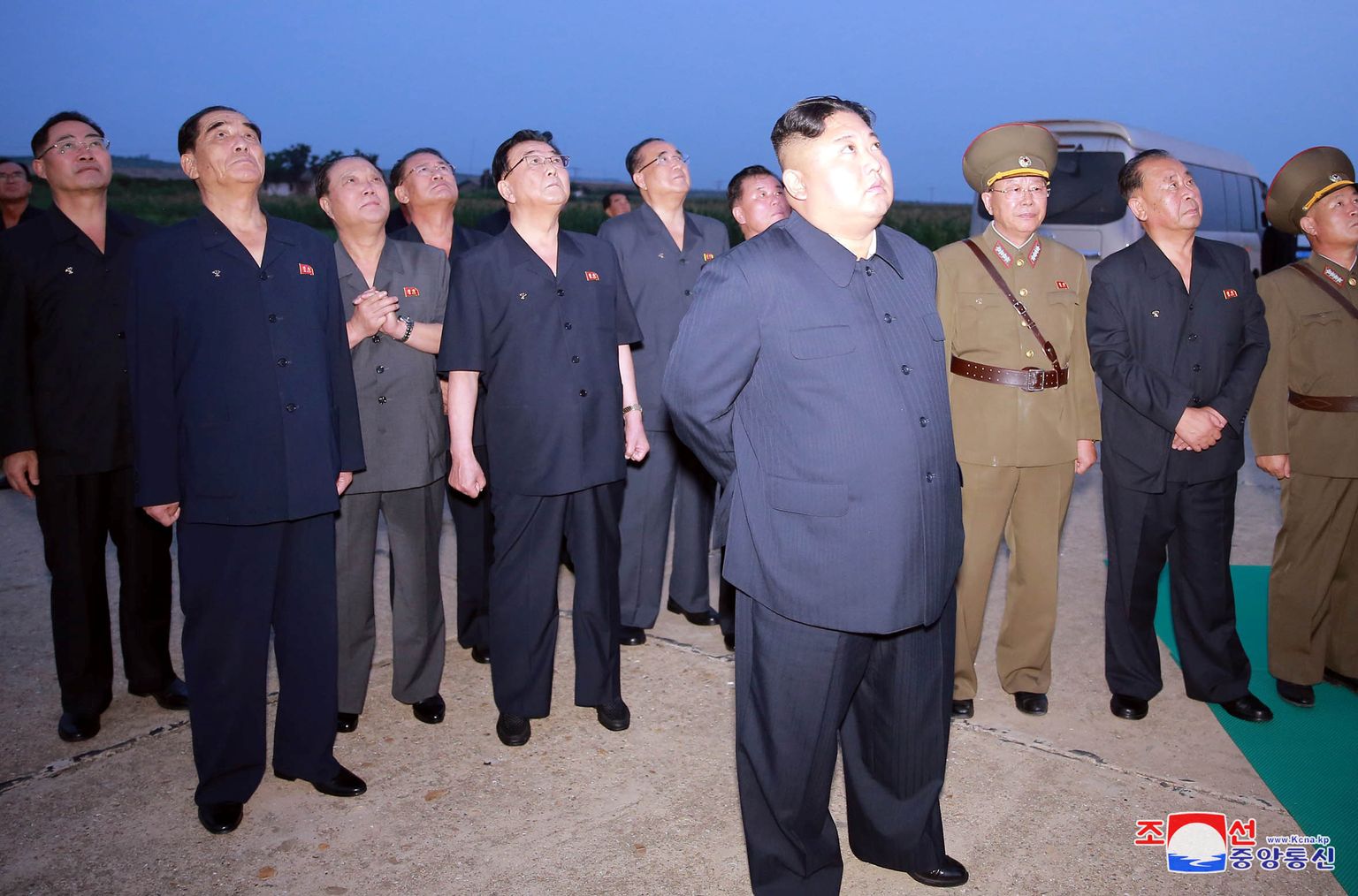 Kim Jong-un teadmata kohas raketikatsetust jälgimas.