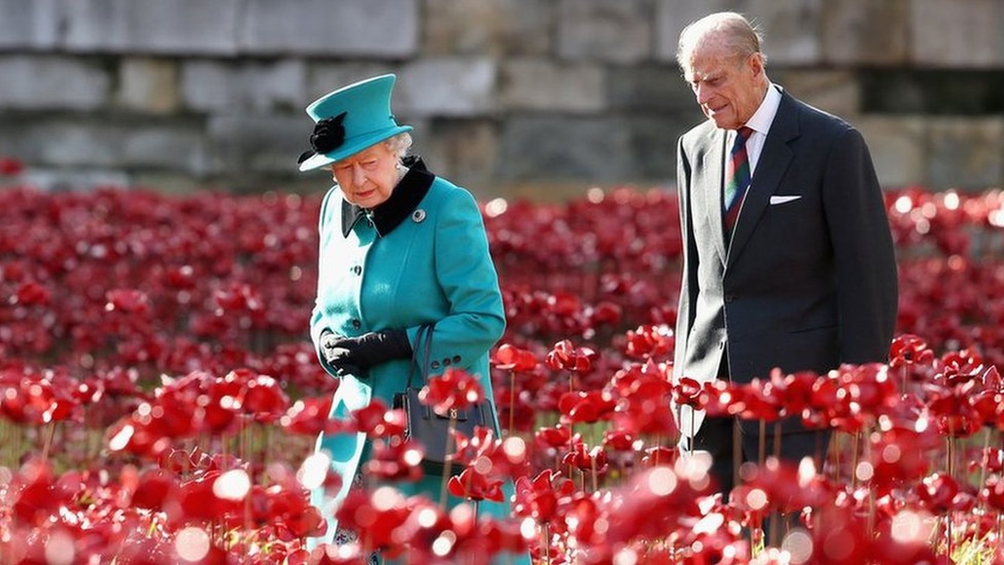 Королева и принц Филипп около Тауэра на инсталляции красных маков в честь 100-летия начала Первой мировой войны. Ноябрь 2014 года.