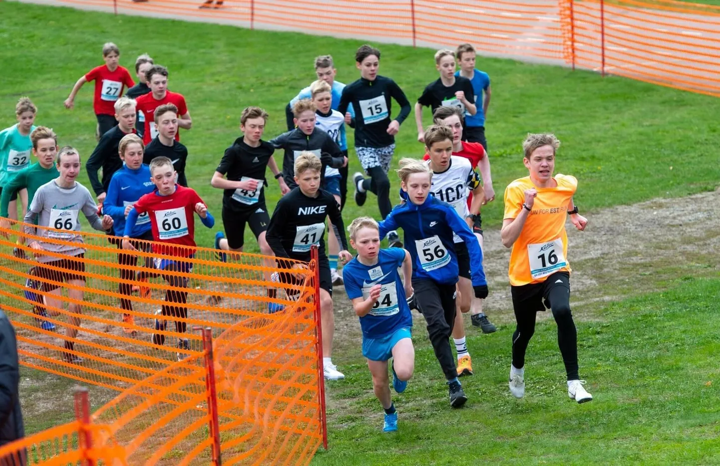 Kert Karm (nr. 16, kollases) tuli poiste U14 vanuseklassi murdmaajooksu Eesti meistriks.