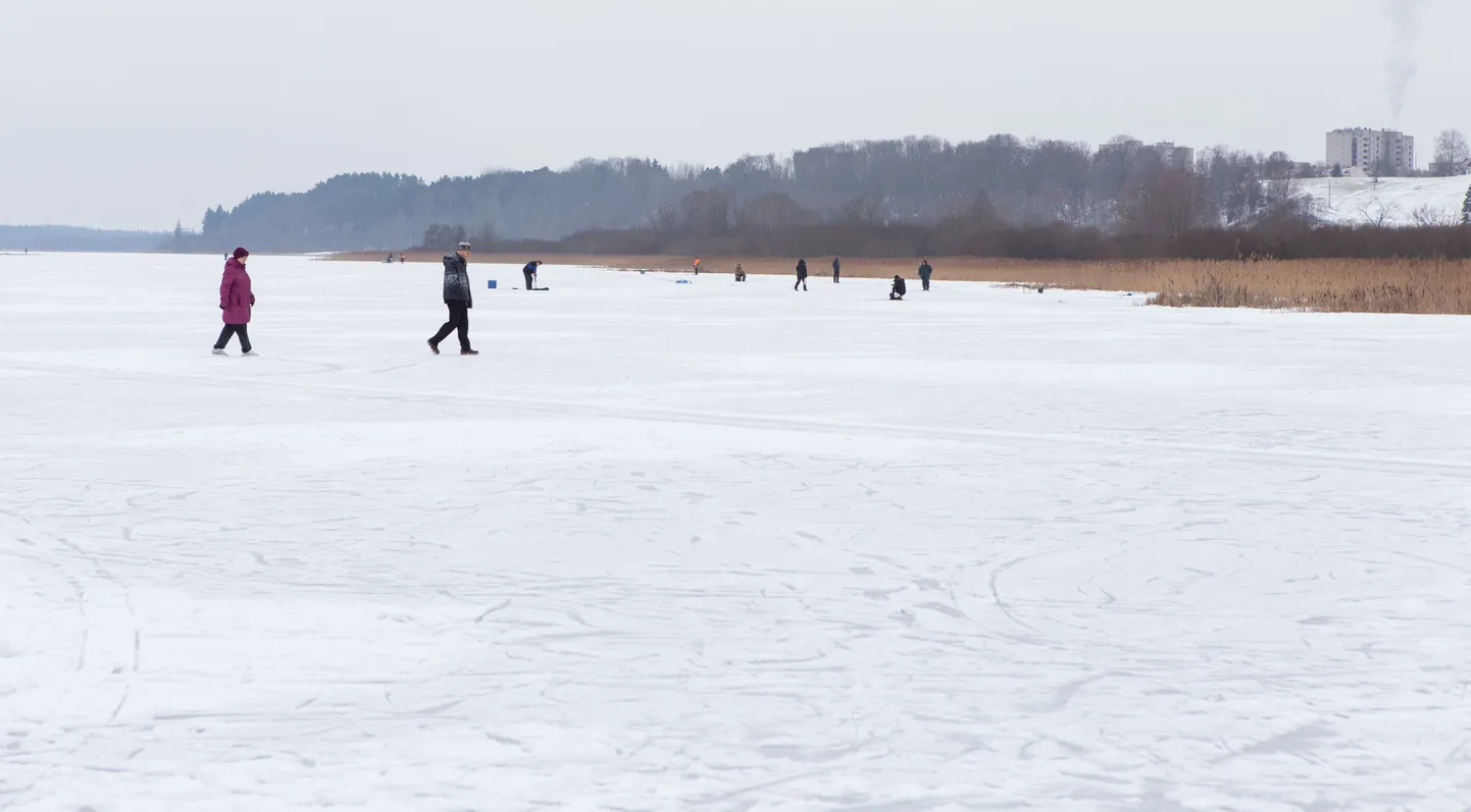 Uisutamine järvel. Foto on illustreeriv.