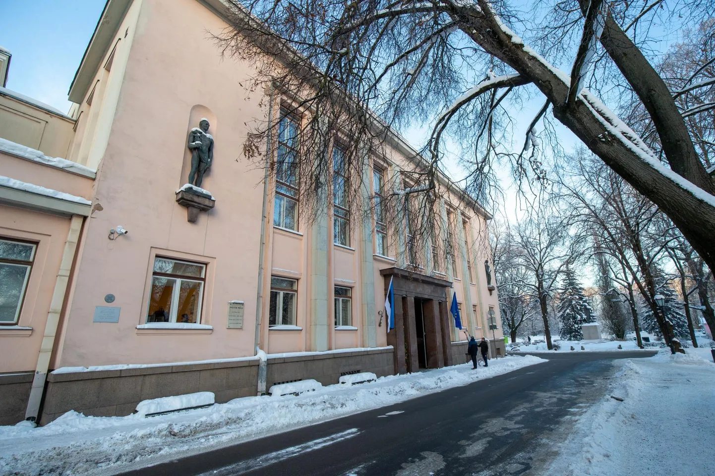 Haridus- ja teadusministeeriumi peahoone Munga tänaval on viimastel aastatel tühjenenud. Haridus- ja teadusminister Liina Kersna aga rõhutab, et pole plaani teadlikult ministeerium Tartust Tallinna tagasi kolida.