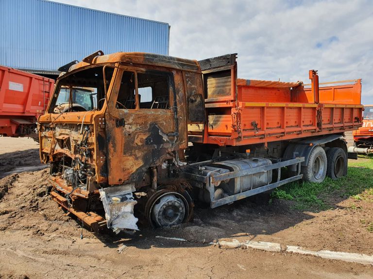 Зерновоз агрофирмы Harveast в Киевской области после боевых действий в начале весны. Техника восстановлению не подлежит.