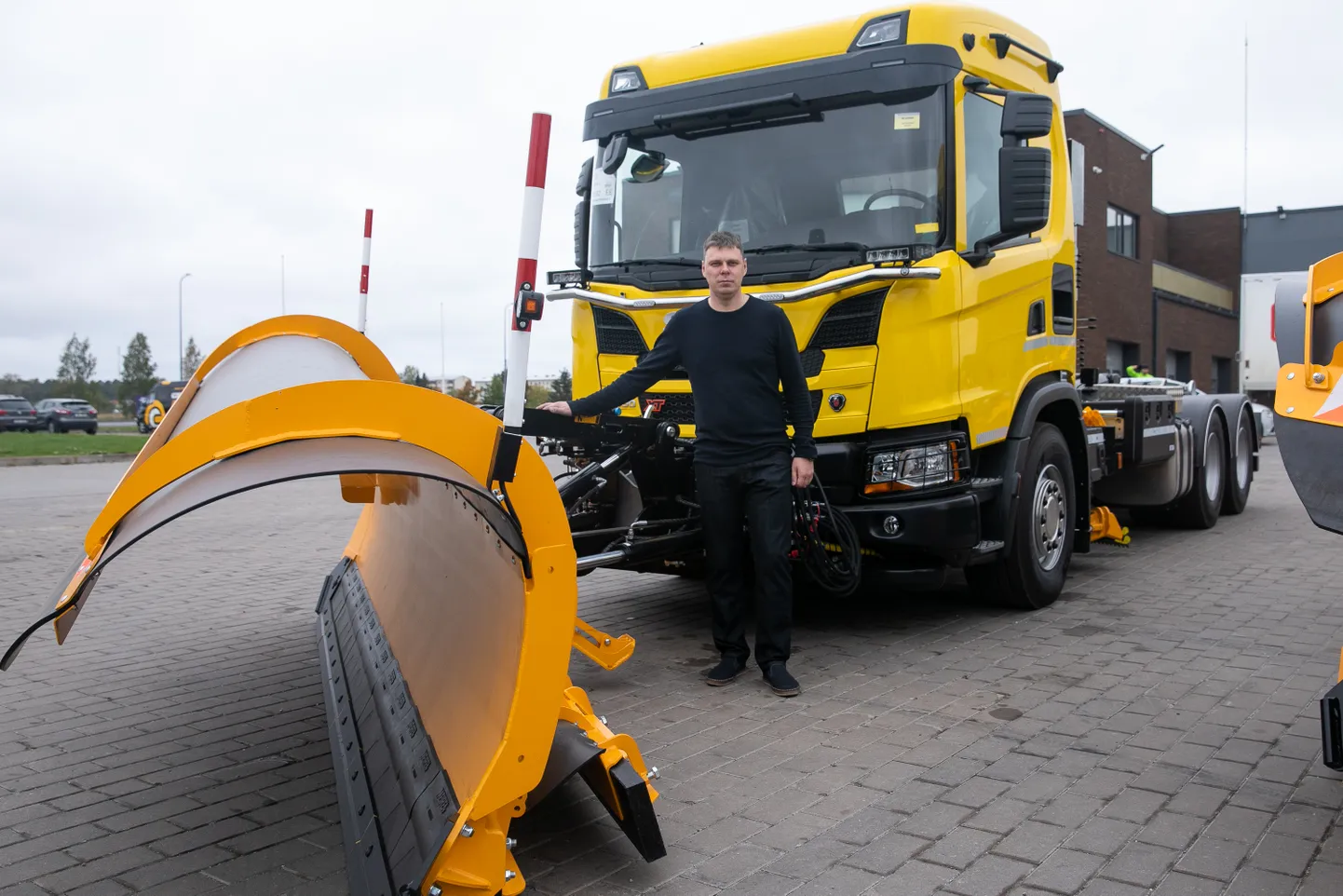 Sellel teehooldusmasinal on praeguseks üks talv teehooldustöid juba selja taga ja uus talv kohe ees ootamas. OÜ ELER Hydraulic juhataja Erko Vallbaumi sõnul sai tarbeveok pealisehituse käigus peale täiskomplekti tehnikat