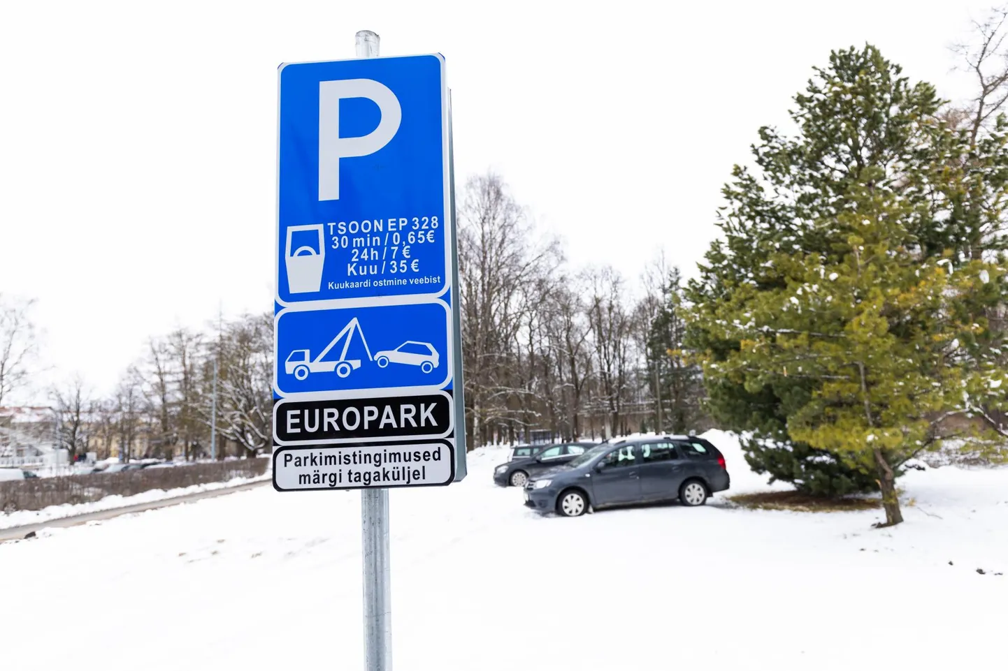 Eile pärastlõunal olid parklas mõned parkivad autod ja ka ettekirjutuses loetletud märgid alles.