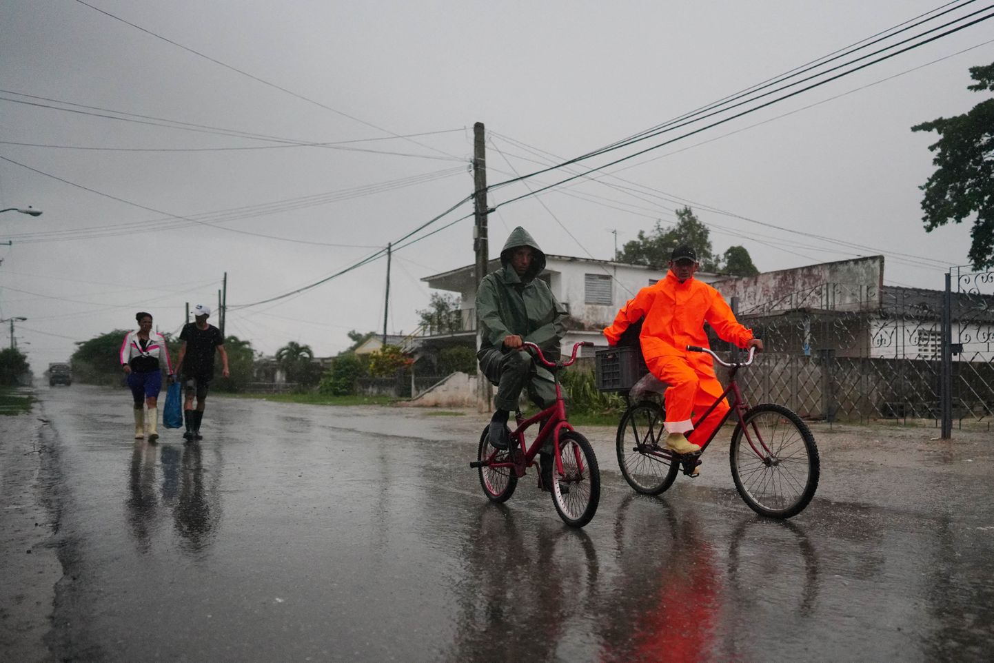 Kuubalased orkaani maabumise eel tormivarju liikumas.