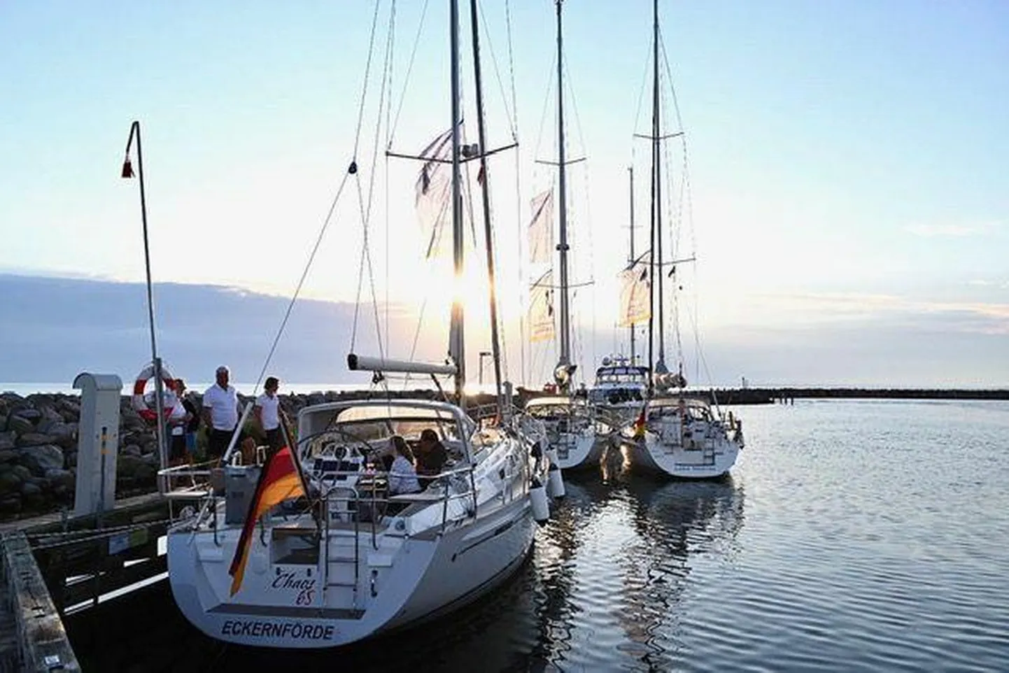 Osa sakslastest Saare Paadi jahiomanike eskaadrist Taanis Gedseri sadamas enne väljasõitu Saaremaale.