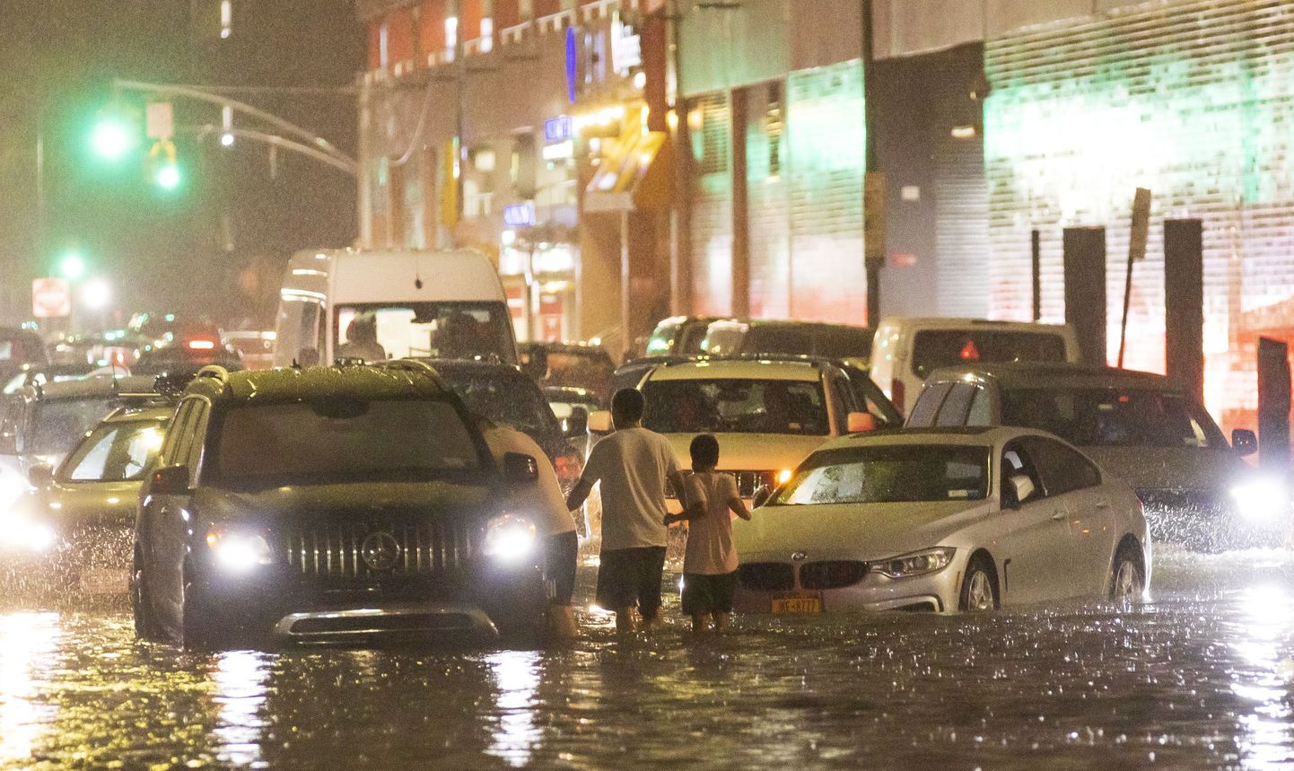 Автомобили на затопленной улице в нью-йоркском районе Квинс.