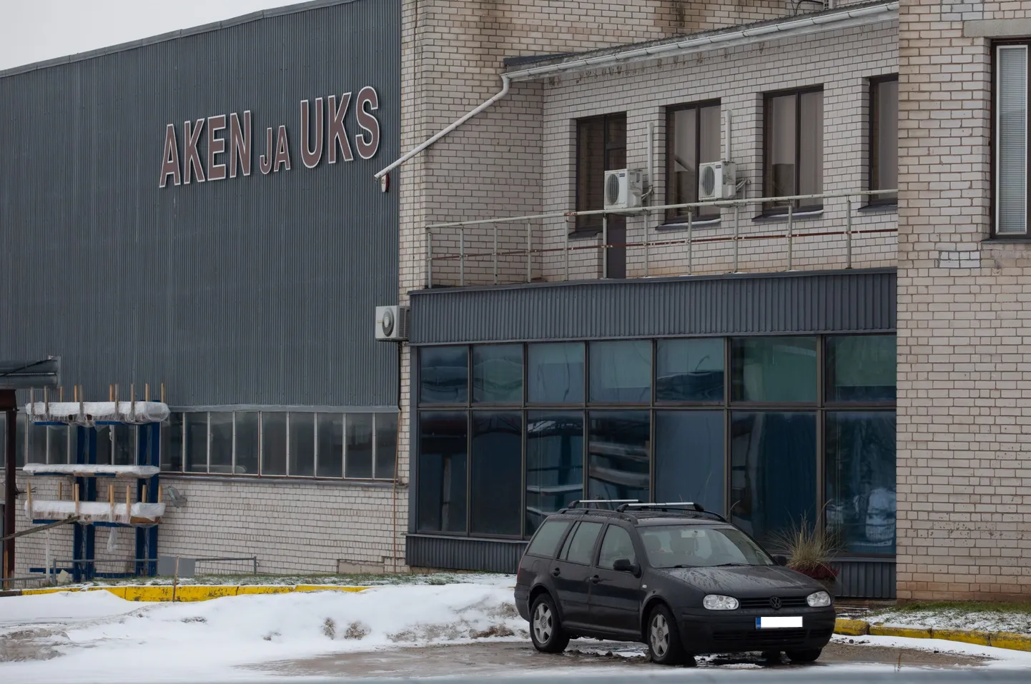 Viljandi Akna ja Ukse aknatehase töötajad suundusid möödunud nädalast miinimum­palgaga vähendatud tööajale. Nüüd ootab neid ees paar kolmepäevast töönädalat.