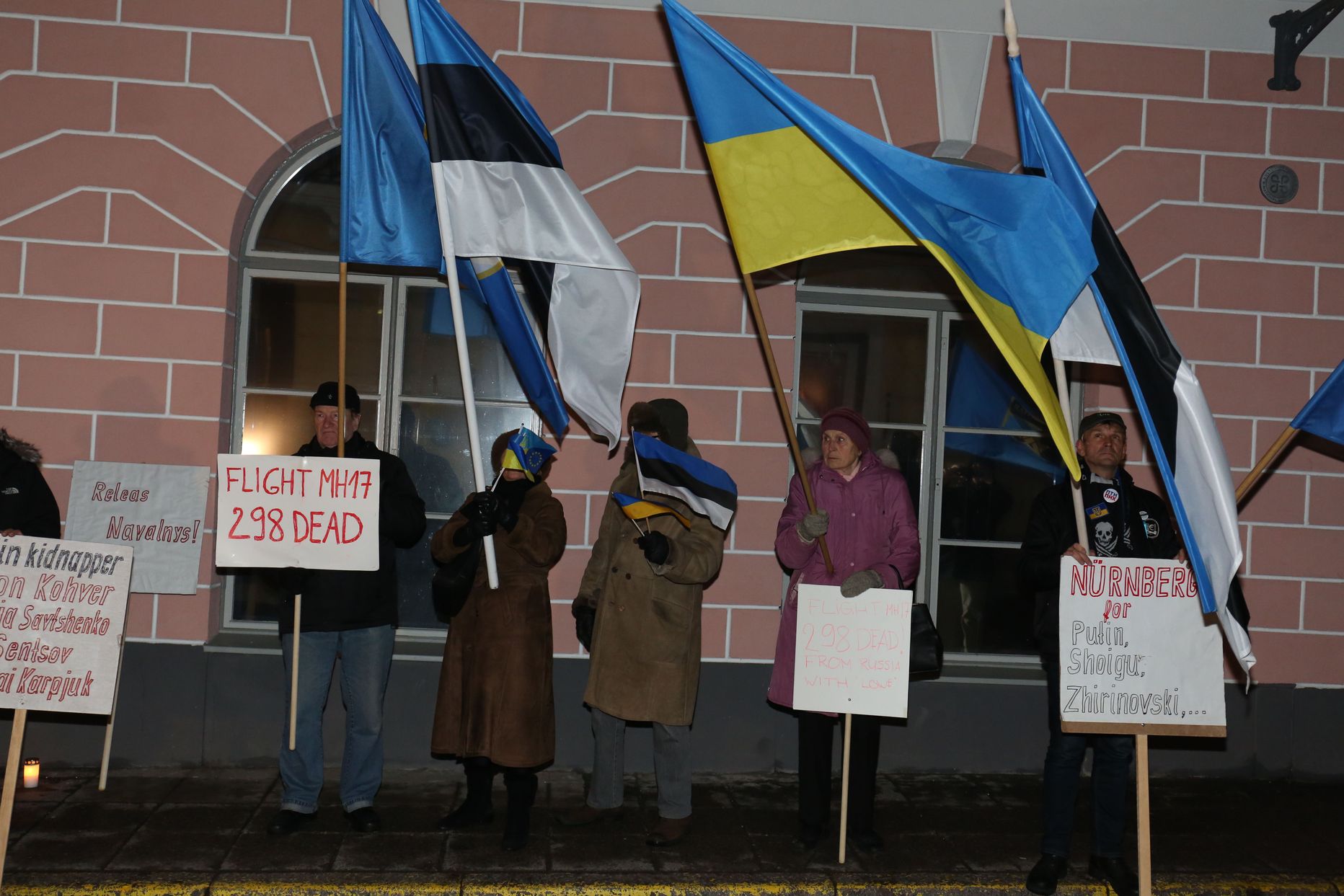 Перед посольством России прошел пикет.