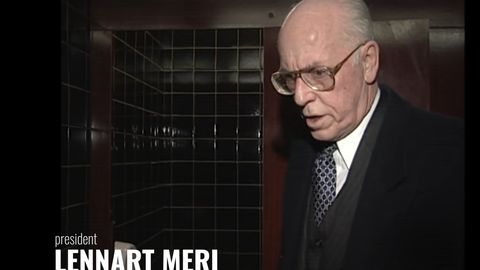 VIDEOMEENUTUS ⟩ «Härrased, palun teid tualetti.» Lennart Meri mälestusväärne pressikonverents Tallinna lennujaama peldikus