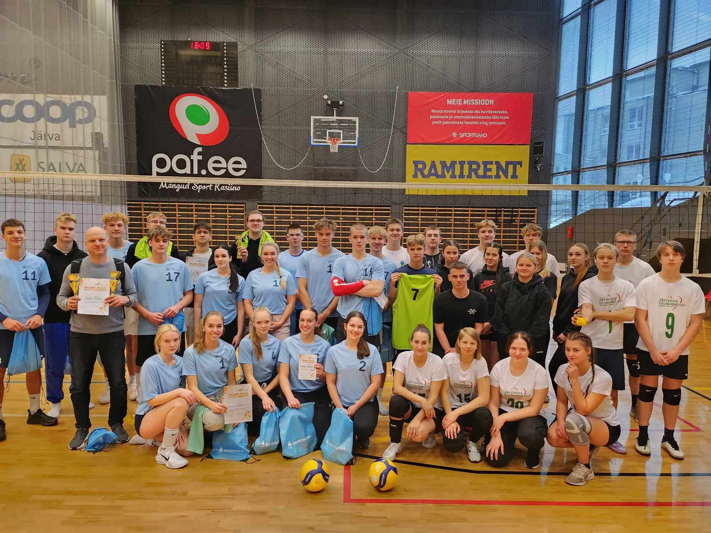 Noored mängisid võrkpalli suure innuga ning parimad teenisid selle eest karika.